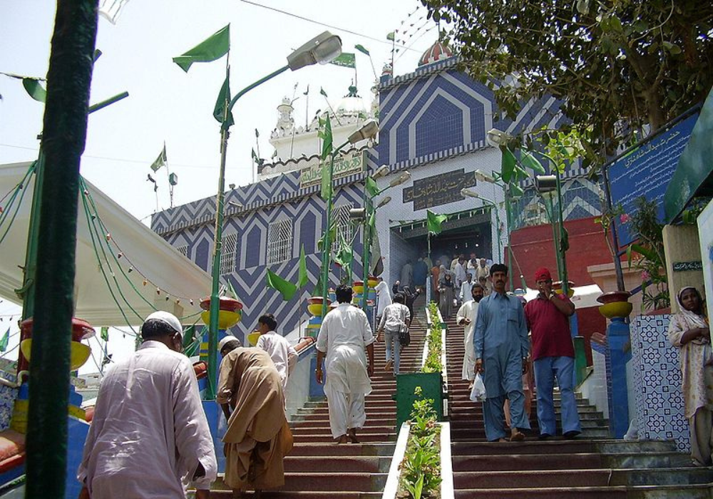 Front view of abdullah shah ghazi darbar – clifton karachi